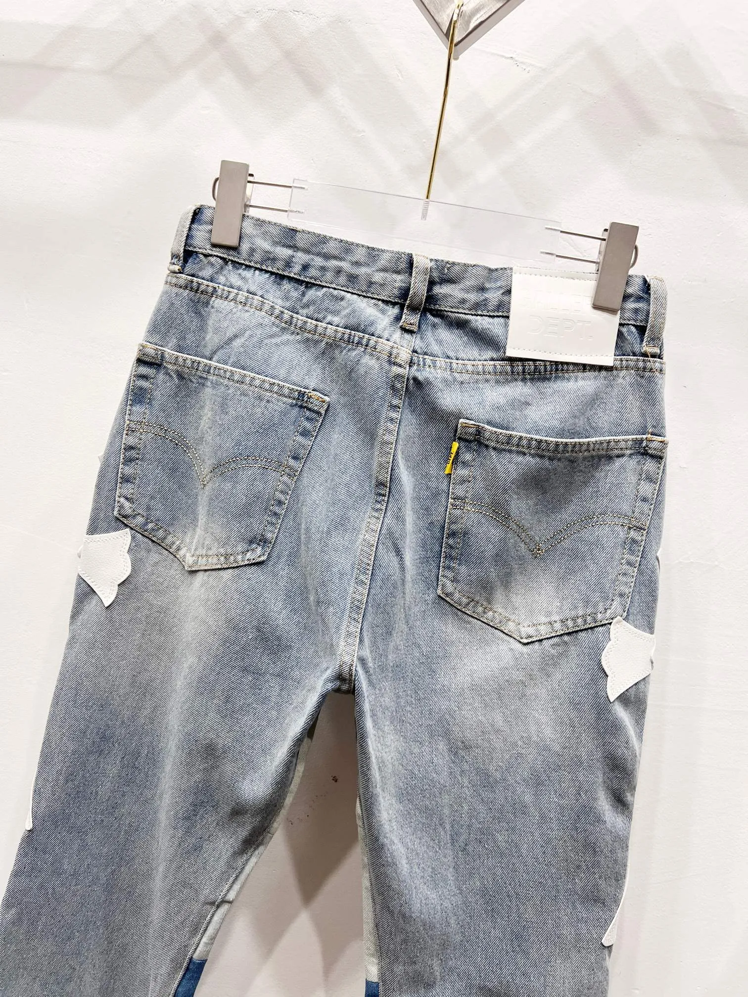 P290 Style number: (c060) GALLERY DEPT. Vintage multi-leather spliced cross loose washed flared jeans - truly restore the ultimate texture of Vintage - original hardware accessories, washed and other elevators, QR code analysis are all purchased from the original factory, high degree of restoration, welcome to compare with a certain product~ - three-dimensional version, loose and comfortable, not picky about the figure, taller and slimmer, factory Seiko, original quality control, same style for men and women, can be matched with couples, versatile recommendation, must-have jeans for all seasons Size: 28-30-32-34-36 Color: blue